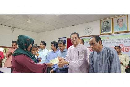 বাউফলে ক্ষতিগ্রস্ত পরিবারের মাঝে ঢেউটিন ও চেক বিতরণ 