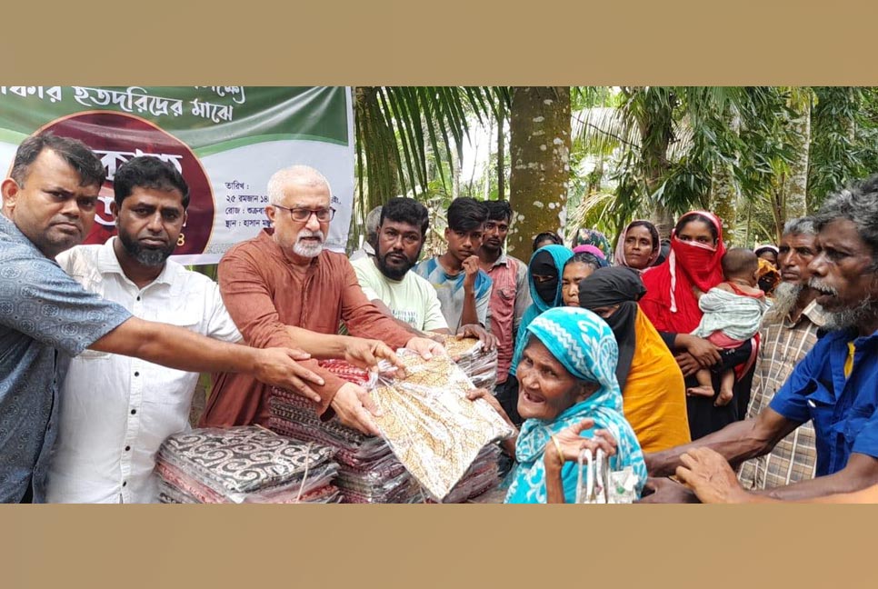হাসান মঞ্জুরের উদ্যোগে সেনবাগে অসহায়দের মাঝে ঈদ উপহার বিতরণ