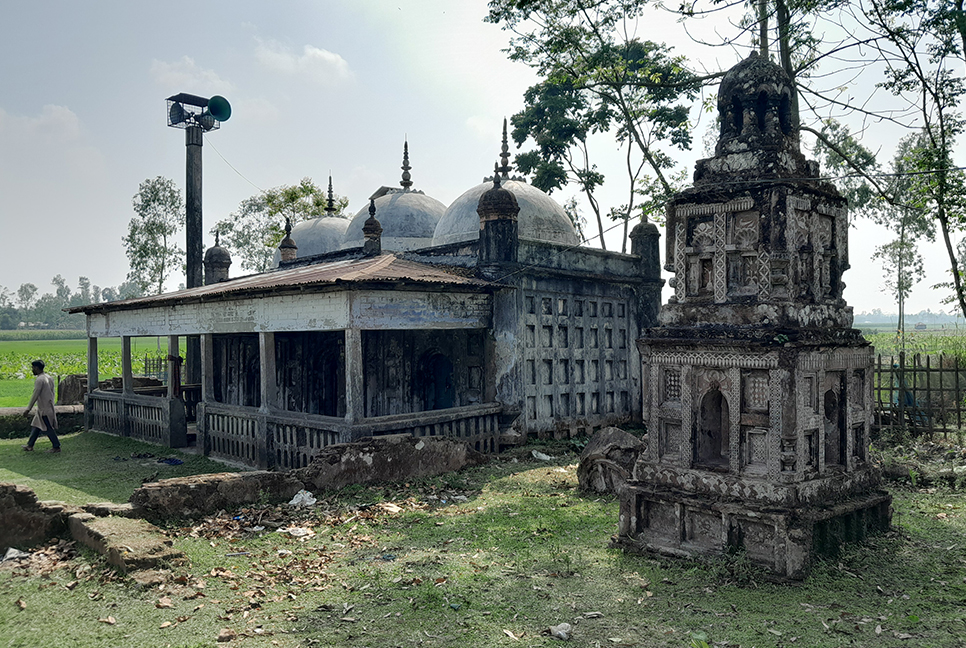 ‘এক কাতার’ মসজিদে আঘাত করলে কেনো আগুনের ফুলকি ঝরে?