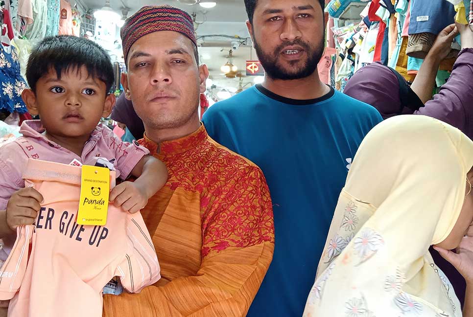 রংপুরে শেষ মুহূর্তে ঈদ বাজারের কেনাকাটা জমজমাট