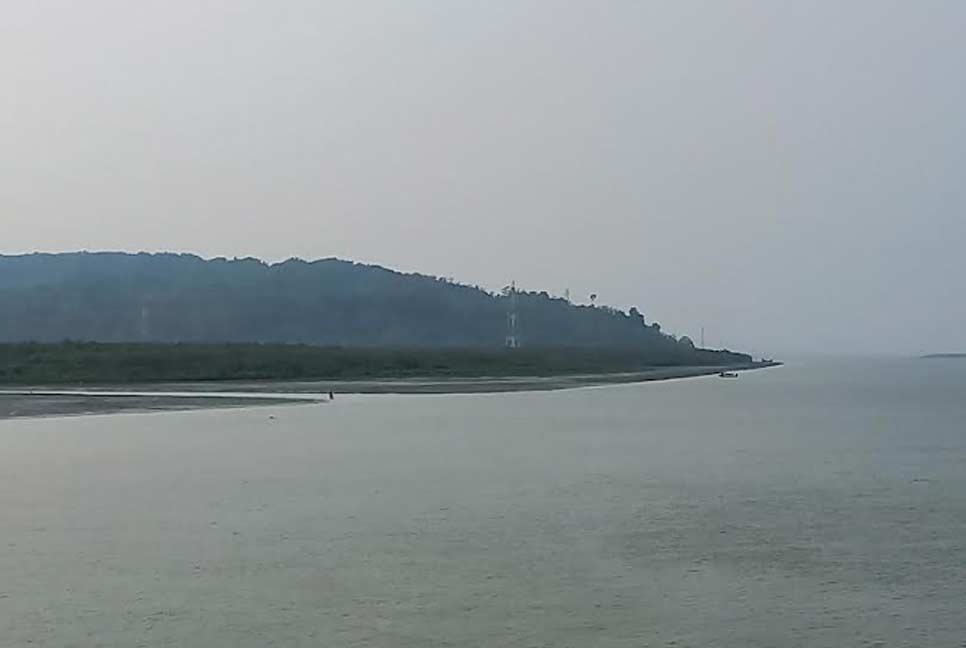 গোলাগুলি-বিস্ফোরণে কাঁপছে টেকনাফ সীমান্ত