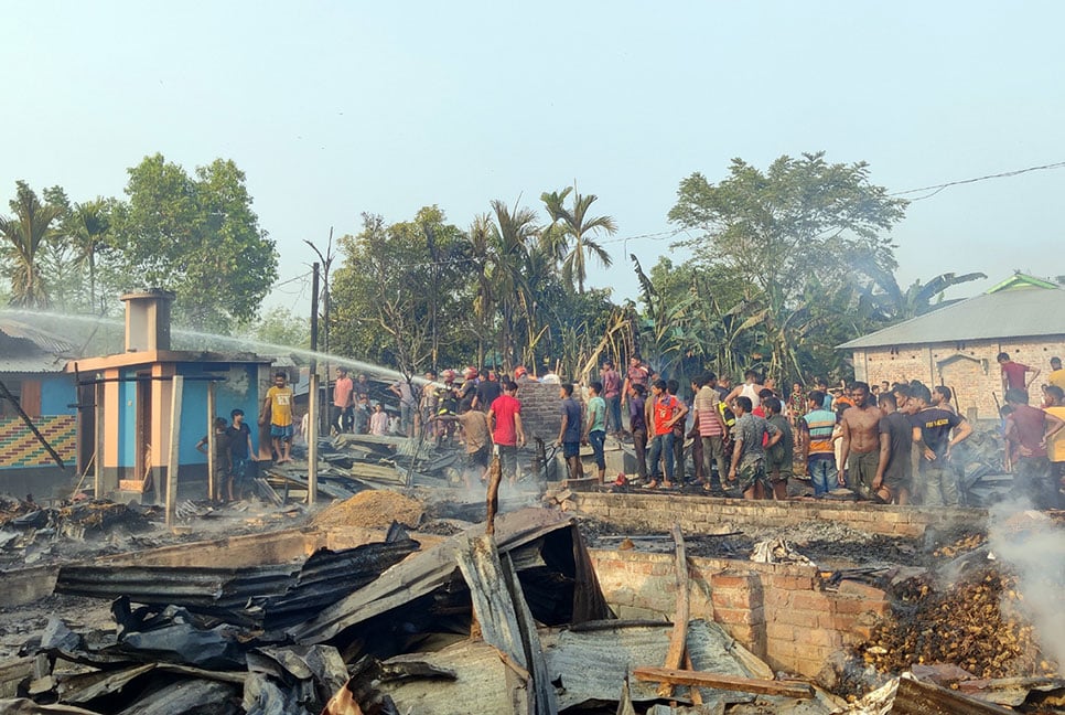 দিনাজপুরে আগুনে ১৬ পরিবারের ঘরবাড়ি পুড়ে ছাই  