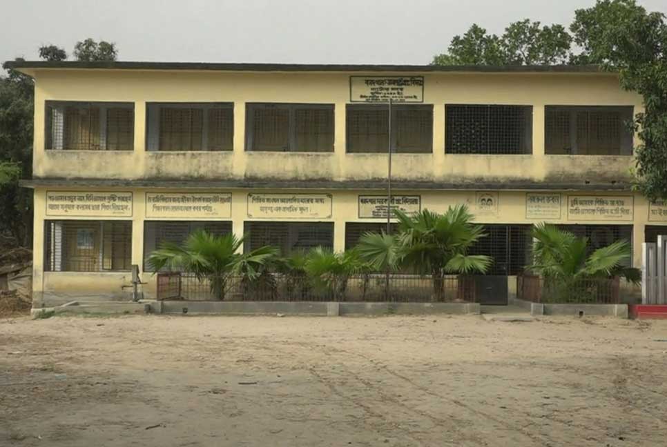 নাটোরে শ্রুতিকটু শব্দের ৫১ প্রাথমিক বিদ্যালয়ের নাম পরিবর্তন 