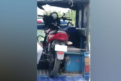 নিয়ন্ত্রণ হারিয়ে বৈদ্যুতিক খুঁটিতে ধাক্কা, মোটরসাইকেল আরোহী স্বামী-স্ত্রীর মৃত্যু