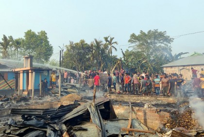 দিনাজপুরে আগুনে ১৬ পরিবারের ঘরবাড়ি পুড়ে ছাই  
