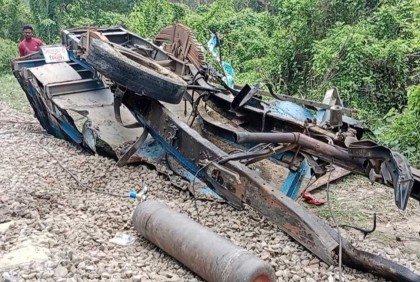 ফেনীতে ট্রেনের সঙ্গে ট্রাকের ধাক্কা, নিহত ৬