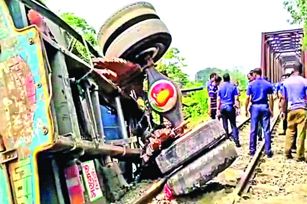 ফেনীতে ট্রেনের সঙ্গে ট্রাকের ধাক্কা, নিহত ৬