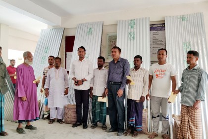 
অগ্নিকাণ্ডে ক্ষতিগ্রস্ত পরিবারের
মাঝে ঢেউটিন ও নগদ অর্থ প্রদান