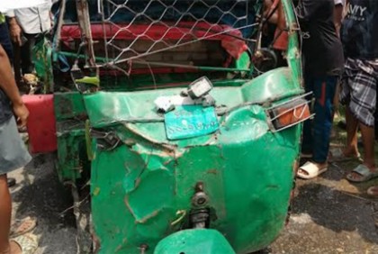 বাসের ধাক্কায় অটোরিকশা দুমড়ে-মুচড়ে ১০০ হাত দূরের খালে

