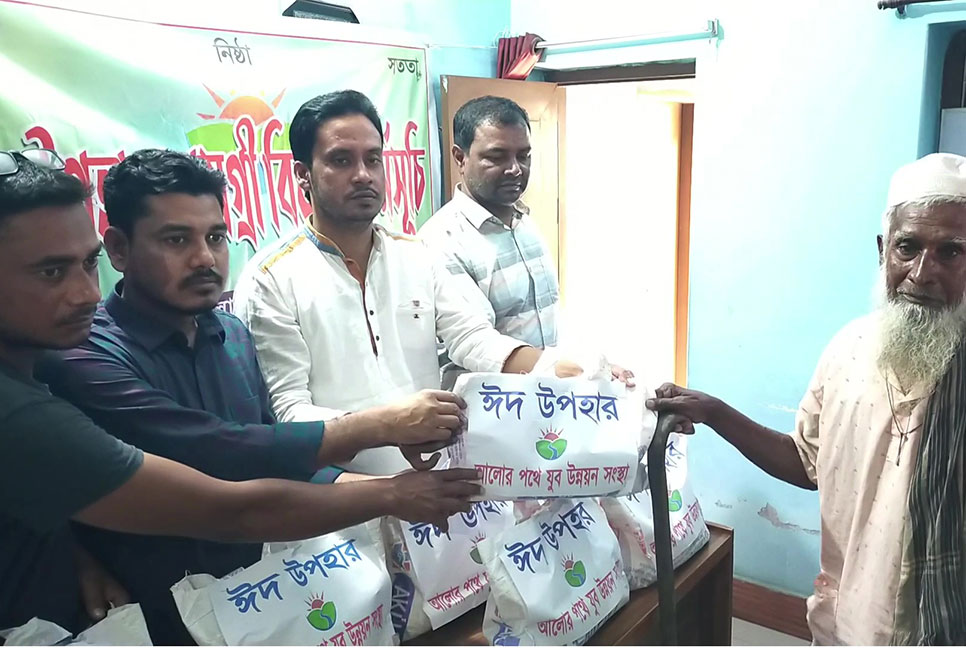 মেহেরপুরে অসহায় ও দুস্থ পরিবারে ঈদ উপহার বিতরণ