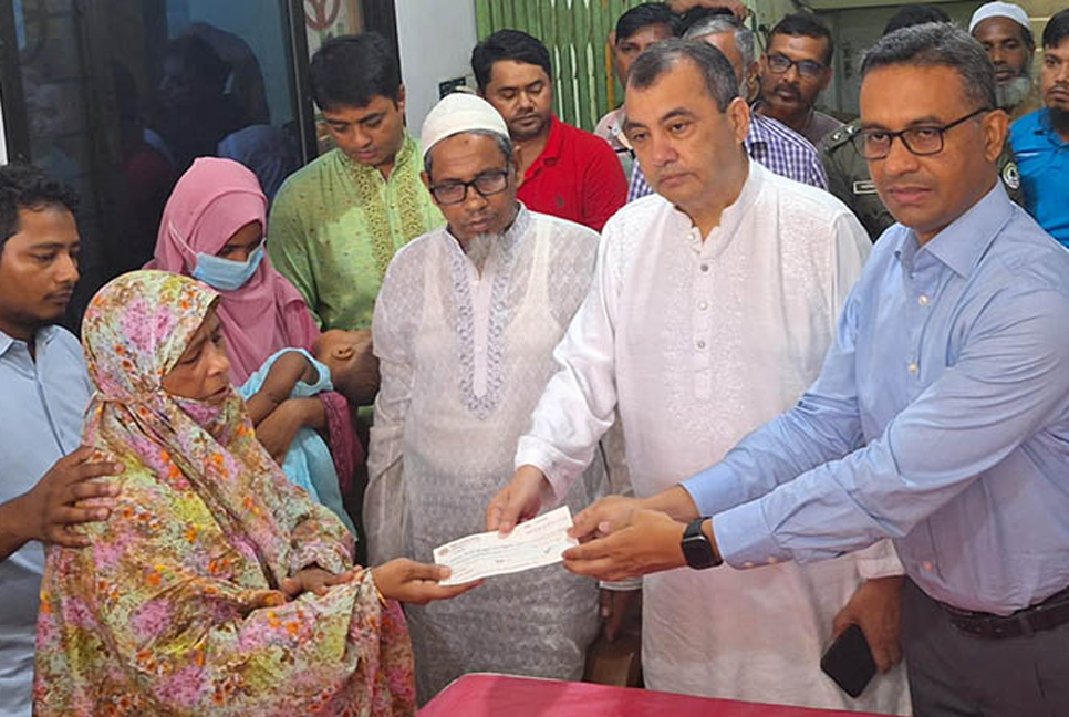 নিহত বন কর্মকর্তার পরিবারকে ১৫ লাখ টাকা সহায়তা

