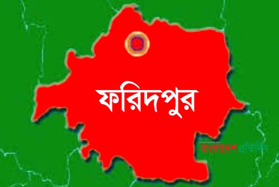 হাতের মধ্যে রড ঢুকে ঝুলে ছিল শিশুর শরীর