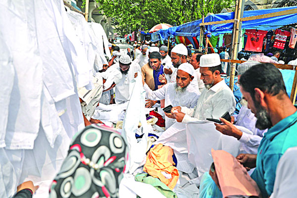 শেষ মুহূর্তে কম দামে পাঞ্জাবির খোঁজ