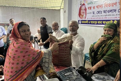 খাদ্যসামগ্রী ও শাড়ি উপহার দিলেন ড. আওলাদ হোসেন