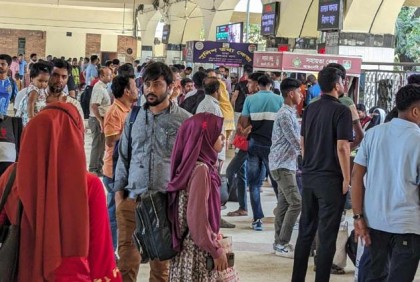 ঈদ যাত্রায় বাড়ছে ঘরমুখো মানুষের ঢল 