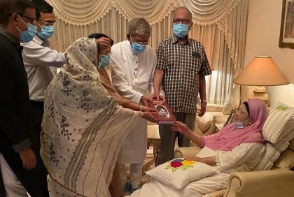 খালেদা জিয়াকে তার আত্মজীবনীমূলক বই হস্তান্তর