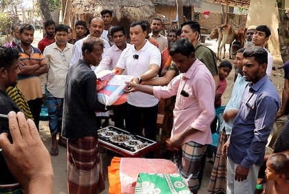 ঠাকুরগাঁওয়ে অগ্নিকাণ্ডে ক্ষতিগ্রস্তদের সহায়তা প্রদান