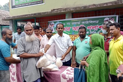 জয়পুরহাটে স্থানীয়দের মধ্যে ঈদ উপহার বিতরণ 