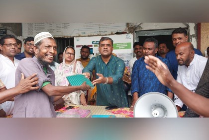 মোরেলগঞ্জে সাড়ে ৬ হাজার পরিবারের মাঝে ঈদবস্ত্র বিতরণ