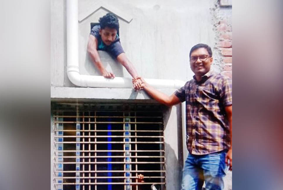বাড়ির ভেন্টিলেটর দিয়ে পালানোর সময় পুলিশের হাতে ধরা