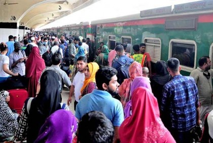 কমলাপুরে যাত্রীদের প্রচণ্ড চাপ