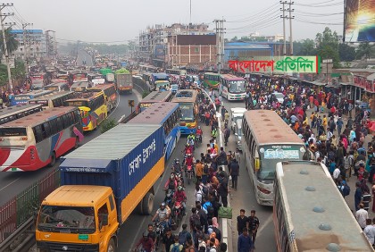 ঢাকা-টাঙ্গাইল ও ঢাকা-ময়মনসিংহ মহাসড়কে ঘরমুখো মানুষের ঢল

