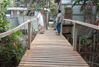 সংস্কার করা হয়েছে ভেঙে পড়া কাঠের পুল