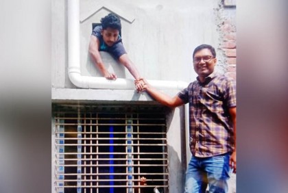 বাড়ির ভেন্টিলেটর দিয়ে পালানোর সময় পুলিশের হাতে ধরা