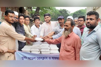 ধুনটে পথচারীদের মাঝে ইফতার বিতরণ
