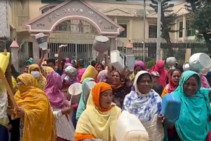 চাঁপাইনবাবগঞ্জে পানির দাবিতে কলস নিয়ে বিক্ষোভ 