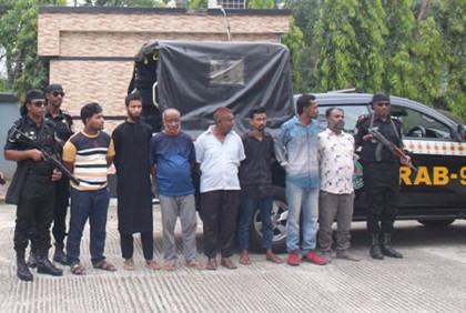 র‍্যাবের অভিযানে ট্রেনের ১২৫ আসনের টিকিটসহ ৭ কালোবাজারি আটক
