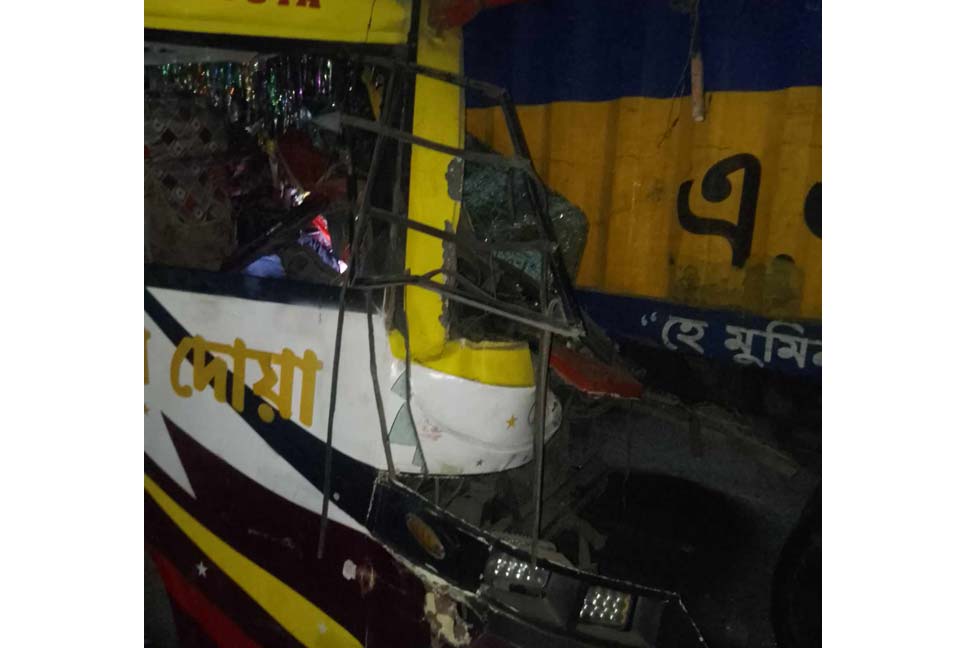 কুমিল্লায় কাভার্ডভ্যানে বাসের ধাক্কায় নারী নিহত