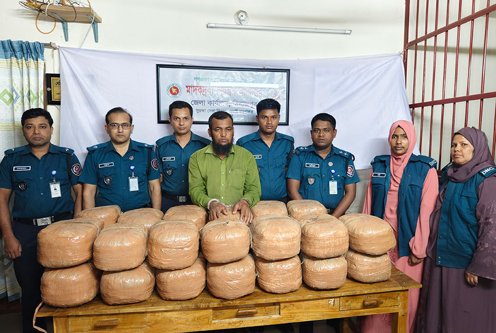 দিনাজপুরে গাঁজাসহ মাদক কারবারি আটক