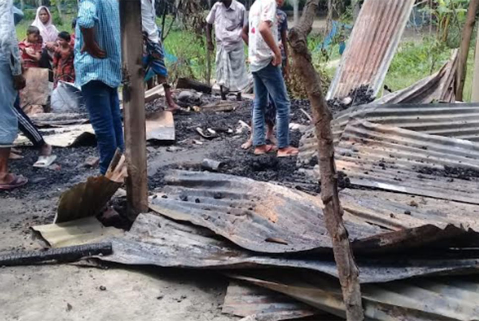 নোয়াখালীতে আগুনে পুড়ে ছাই দোকান