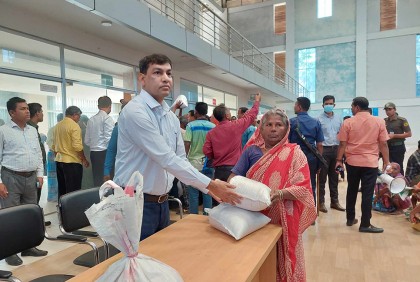 নেত্রকোনায় ঈদ উপহার বিতরণ