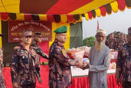 খাগড়াছড়িতে বিজিবির খাদ্য সামগ্রী বিতরণ

