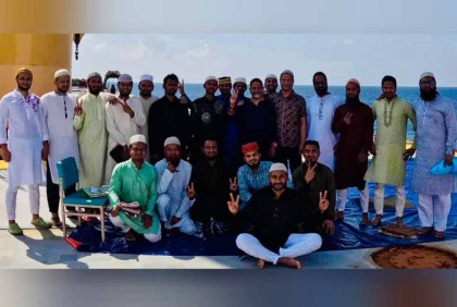 জাহাজেই ঈদের নামাজ আদায় করলেন জিম্মি নাবিকরা