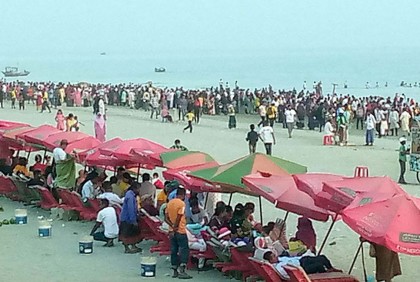 কুয়াকাটা সৈকতে হাজারো মানুষের মিলনমেলা 