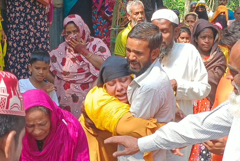 সদরঘাটে নিহত একই পরিবারের ৩ জনের মরদেহ পিরোজপুরে দাফন  

