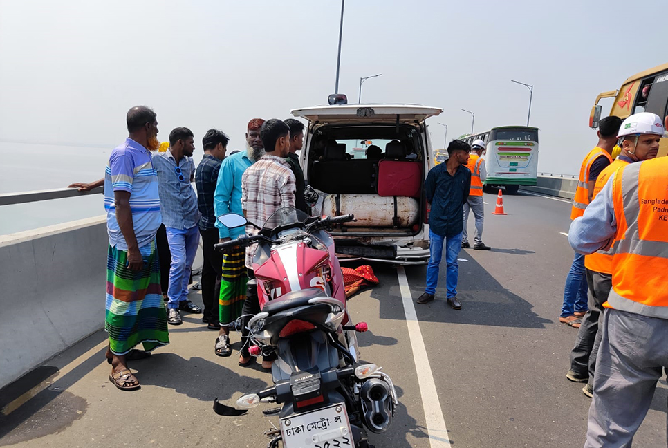 পদ্মা সেতুতে মোটরসাইকেলের ধাক্কায় মাইক্রোবাস চালক নিহত