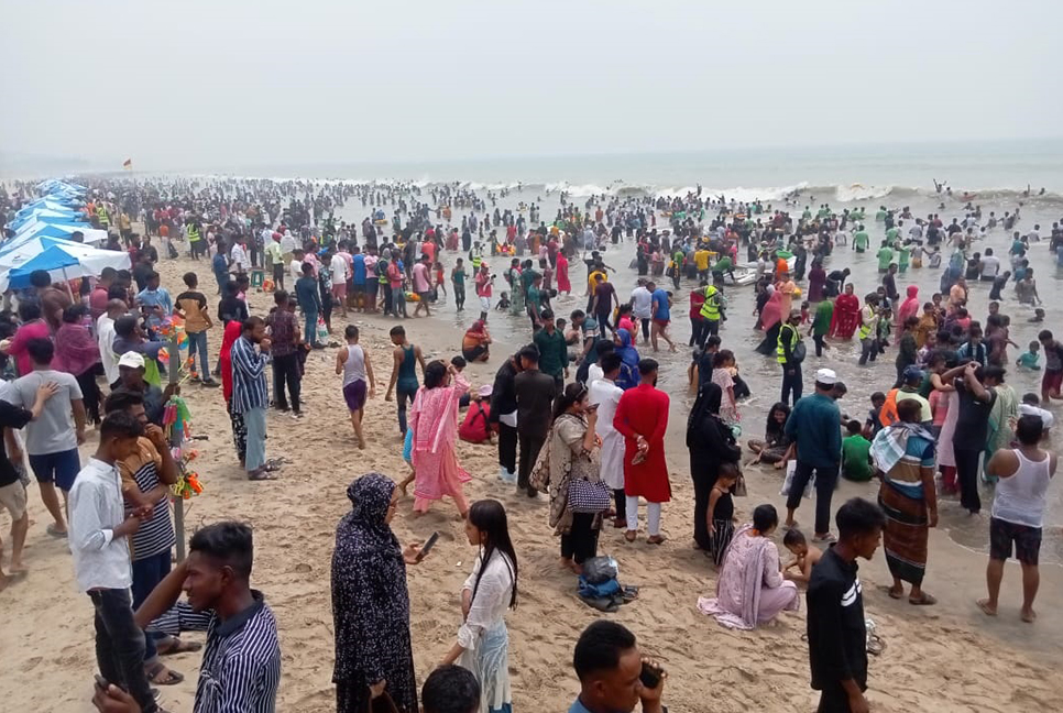 ঈদের দ্বিতীয় দিনে কক্সবাজারে পর্যটকদের ভিড়
