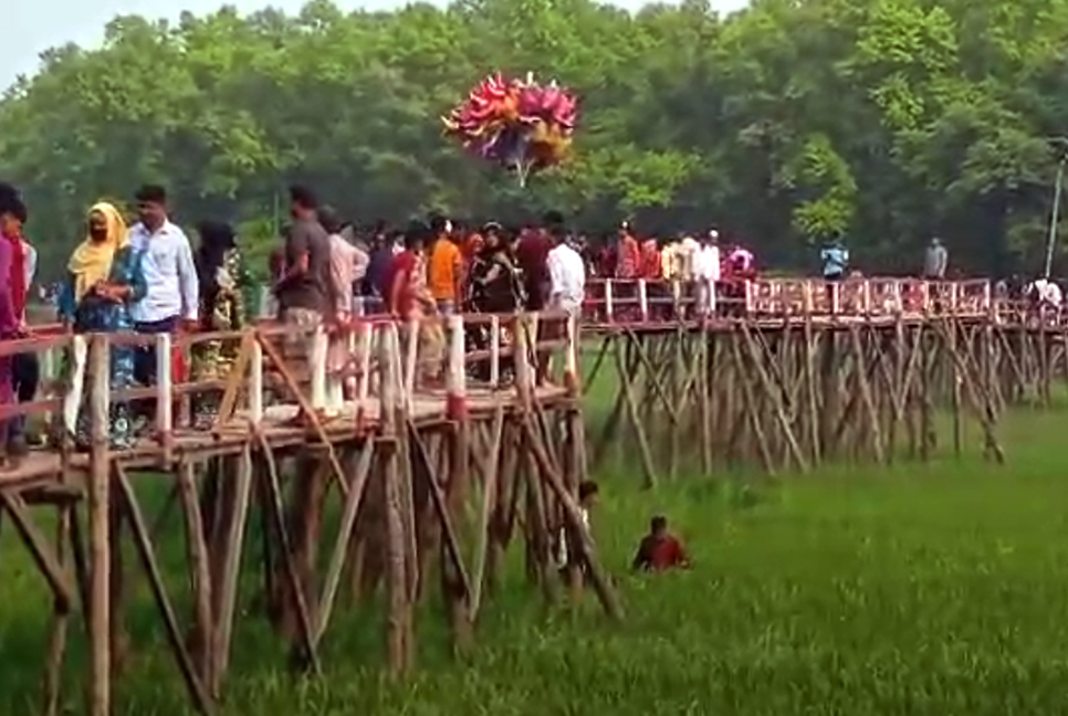 দৃষ্টিনন্দন কাঠের সেতুতে উপচে পড়া ভিড়