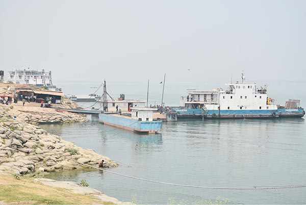 ফিরতি পথে দৌলতদিয়া ফেরিঘাটে স্বস্তি