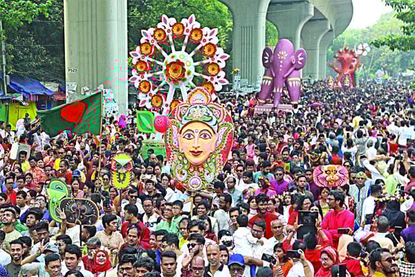বর্ণিল আয়োজনে বর্ষবরণ