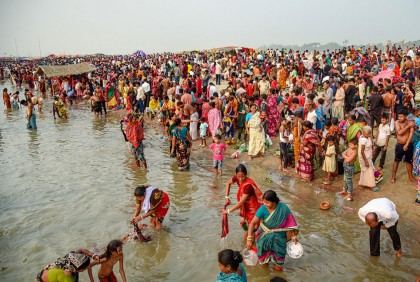 ব্রহ্মপুত্র নদে পুণ্যার্থীদের ভিড়