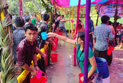 তালতলীতে রাখাইনদের জলকেলি উৎসব