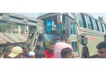 মোরেলগঞ্জে ব্রিজের রেলিংয়ে আটকে আছে বাস, যান চলাচল বন্ধ
