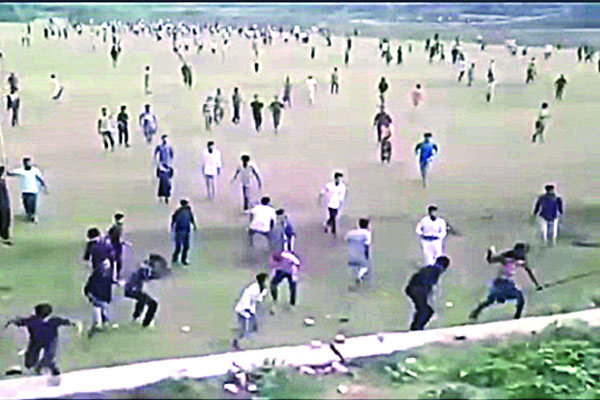 তুমুল লড়াই, হিমশিম পুলিশ