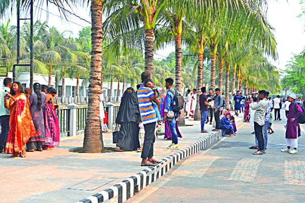  বগুড়ার বিনোদন কেন্দ্রে দর্শনার্থীর ঢল