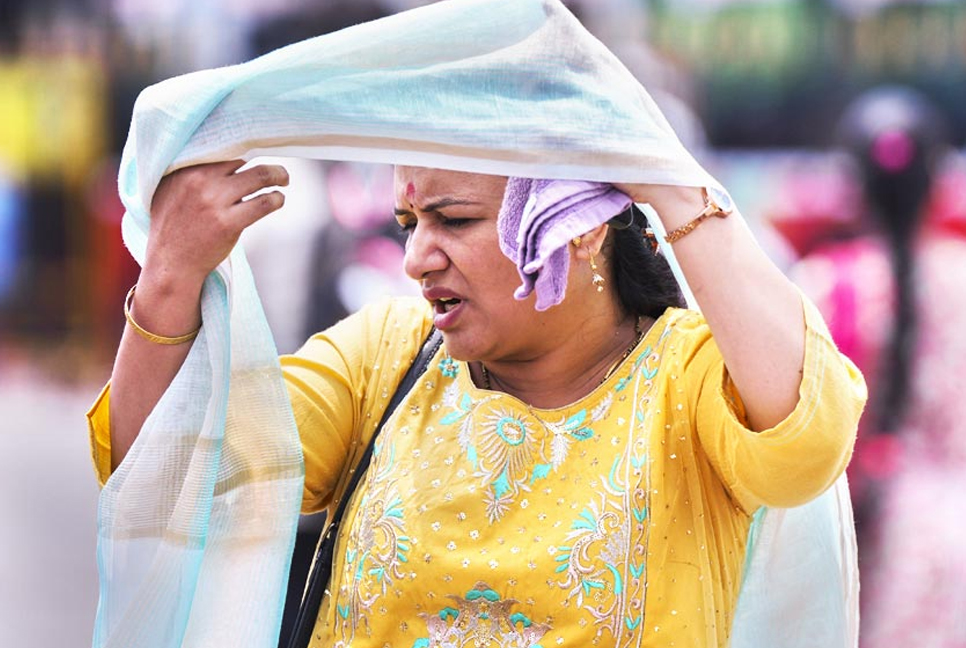 তীব্র গরমে পুড়ছে পশ্চিমবঙ্গ, রেড অ্যালার্ট জারি